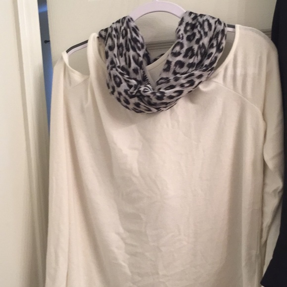 Old Navy Cold Shoulder top - Picture 4 of 4